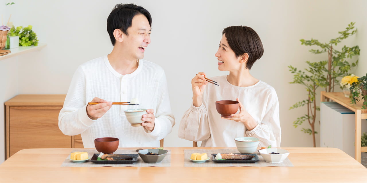 卵料理のある明るい朝食